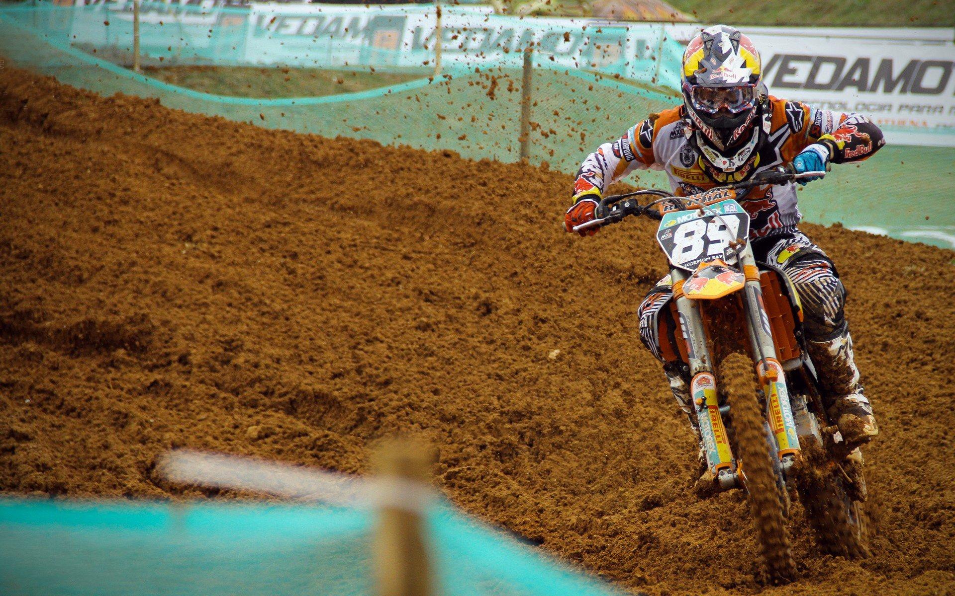 詹姆斯率队逆转取胜，湖人季后赛前景重现曙光