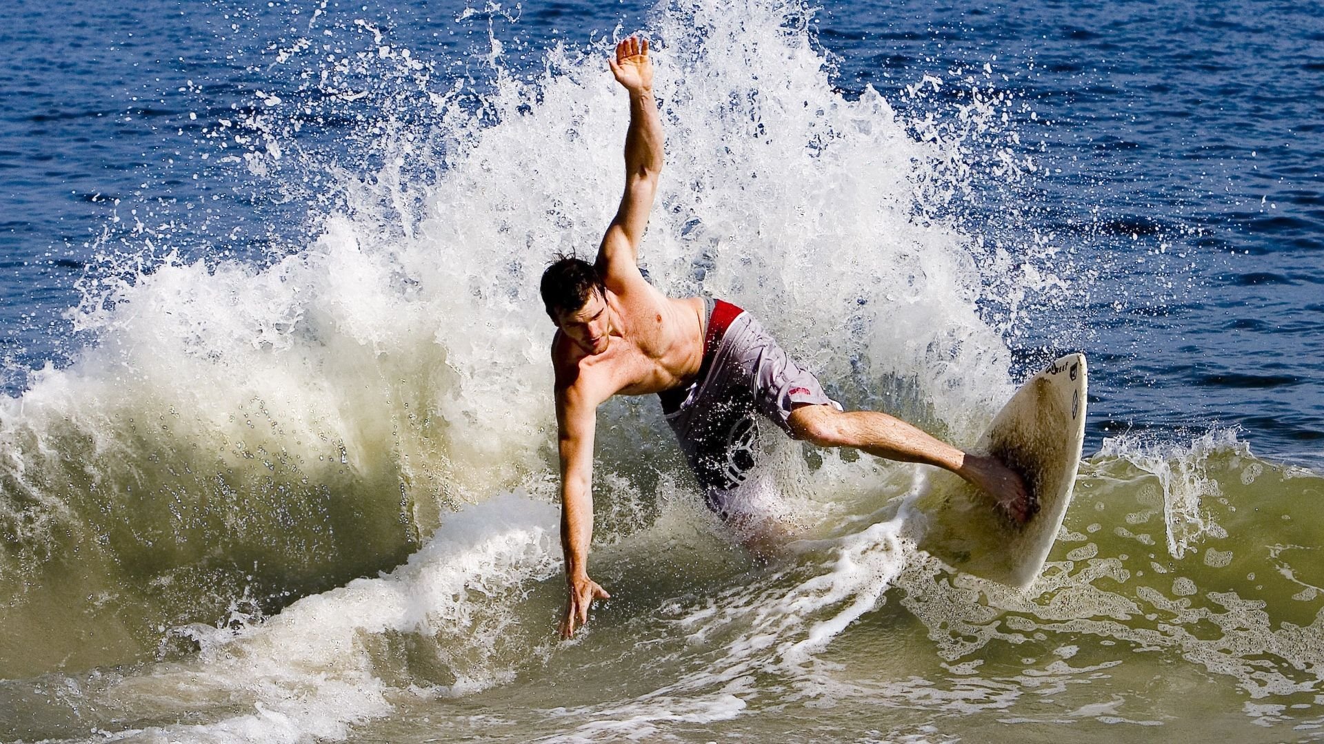 自由泳巅峰对决，新星闪耀泳池，老将再创传奇