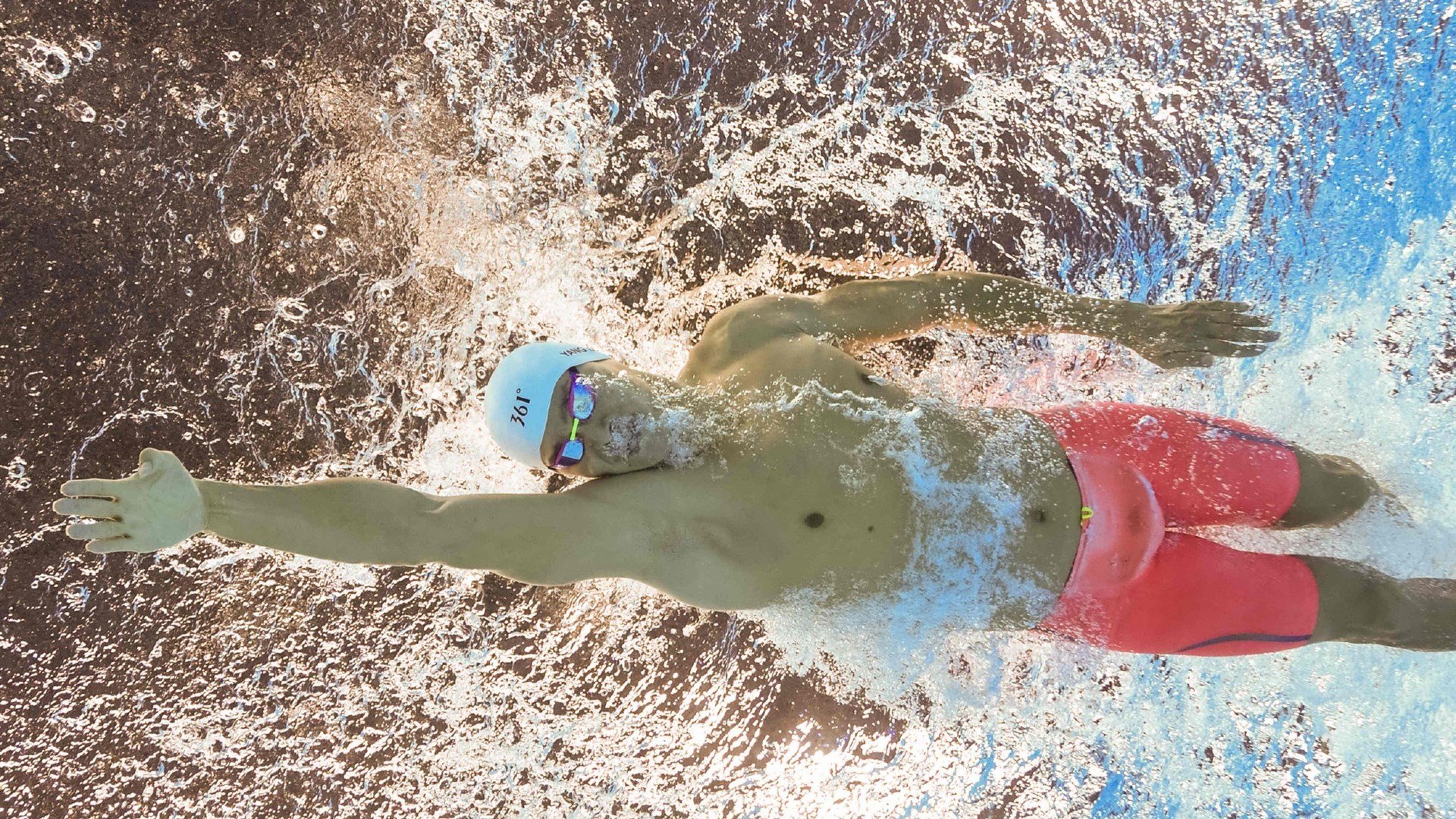 撑杆跳新星闪耀国际赛场 破纪录表现引爆体育圈