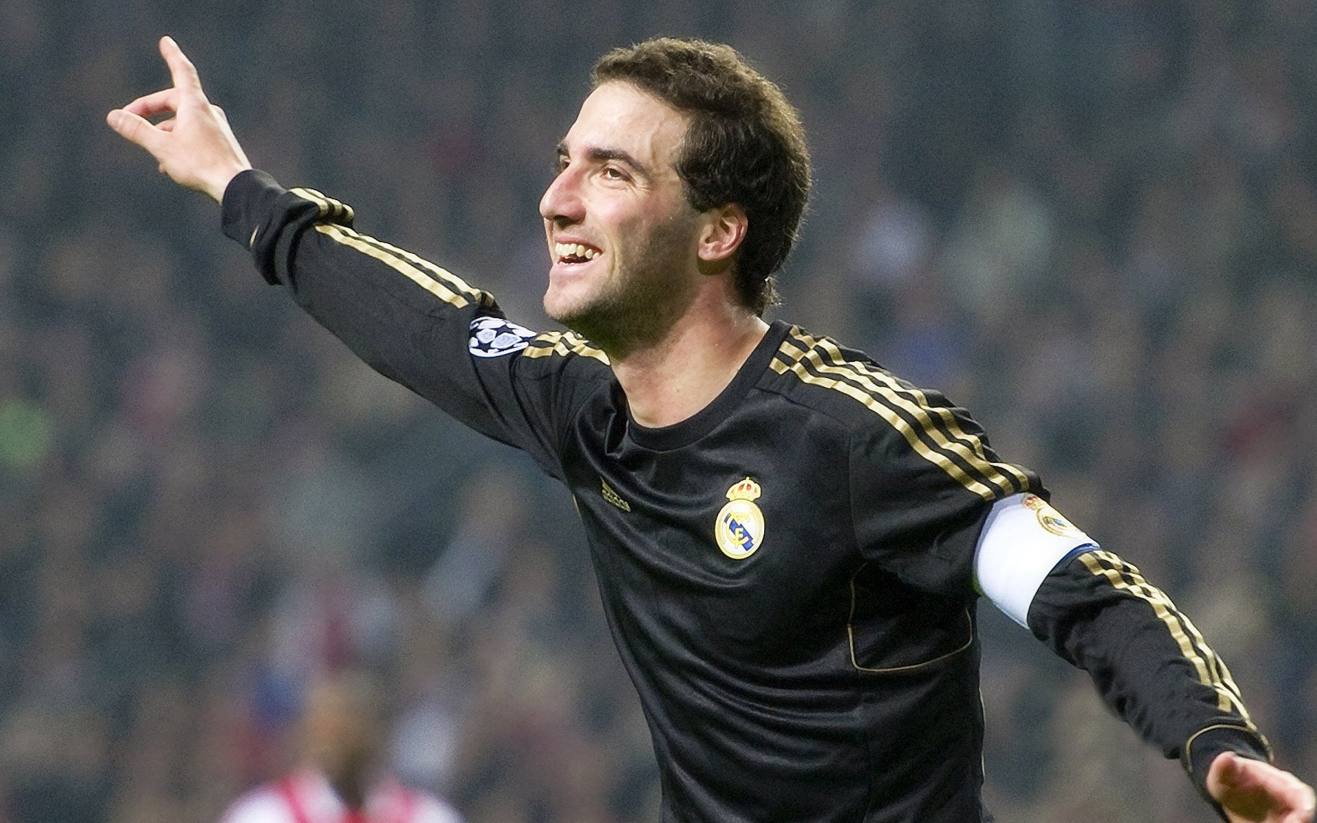 西甲联赛激战正酣，皇马巴萨上演巅峰对决