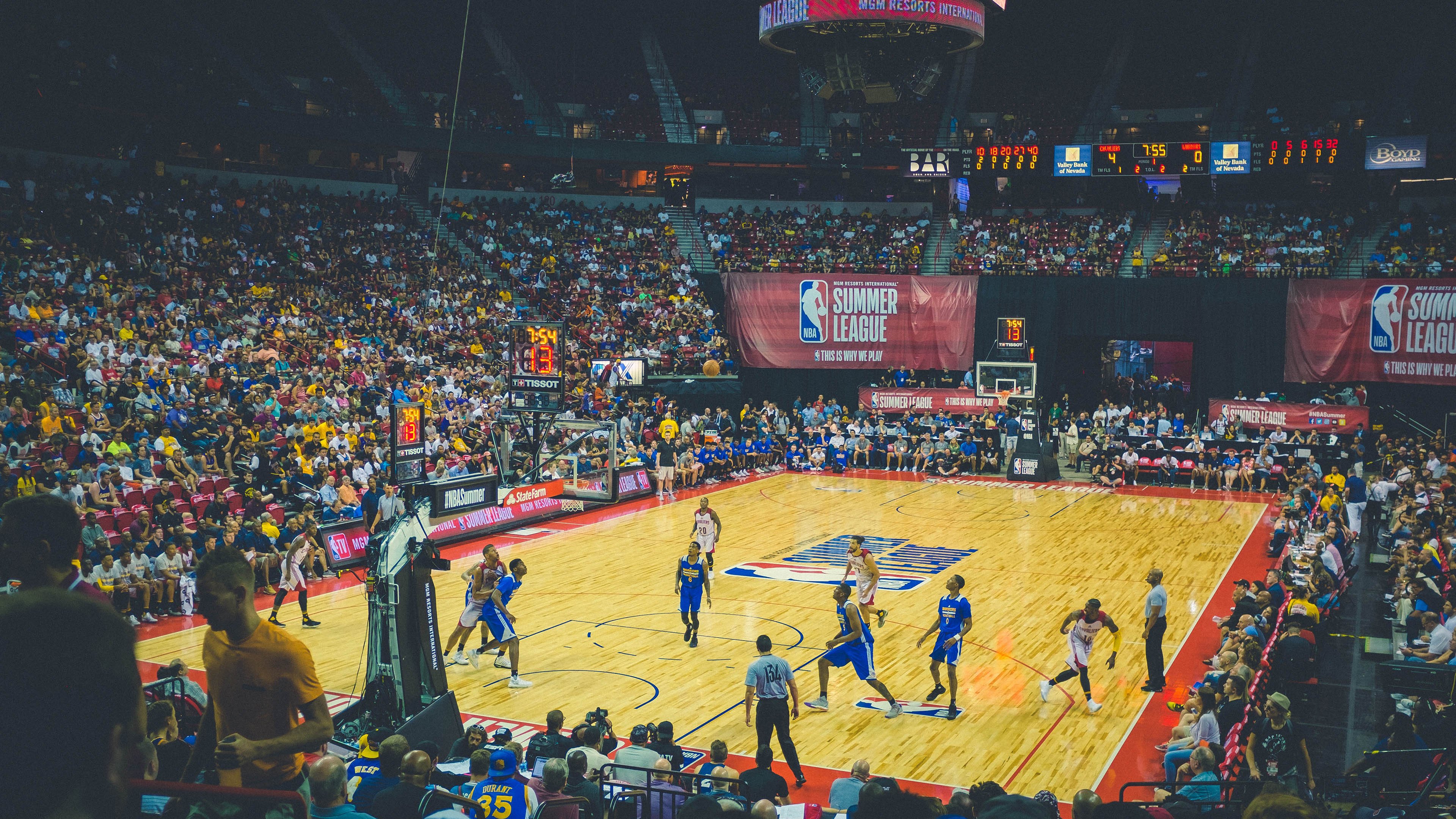 西甲联赛激战正酣，皇马紧咬巴萨，争冠悬念再起